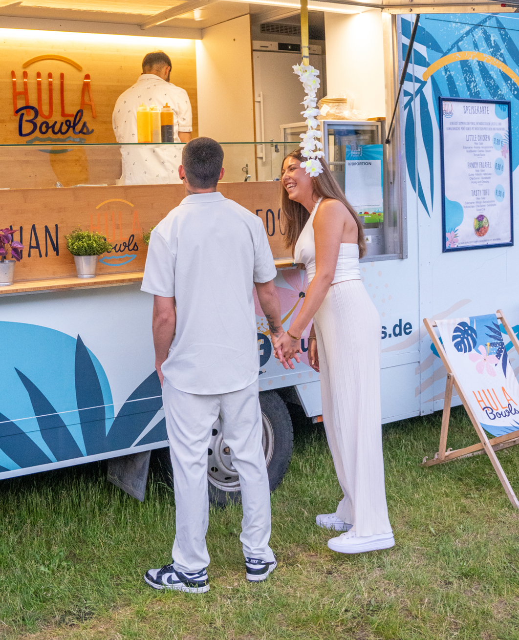 Hula Bowls Foodtruck mit Gästen